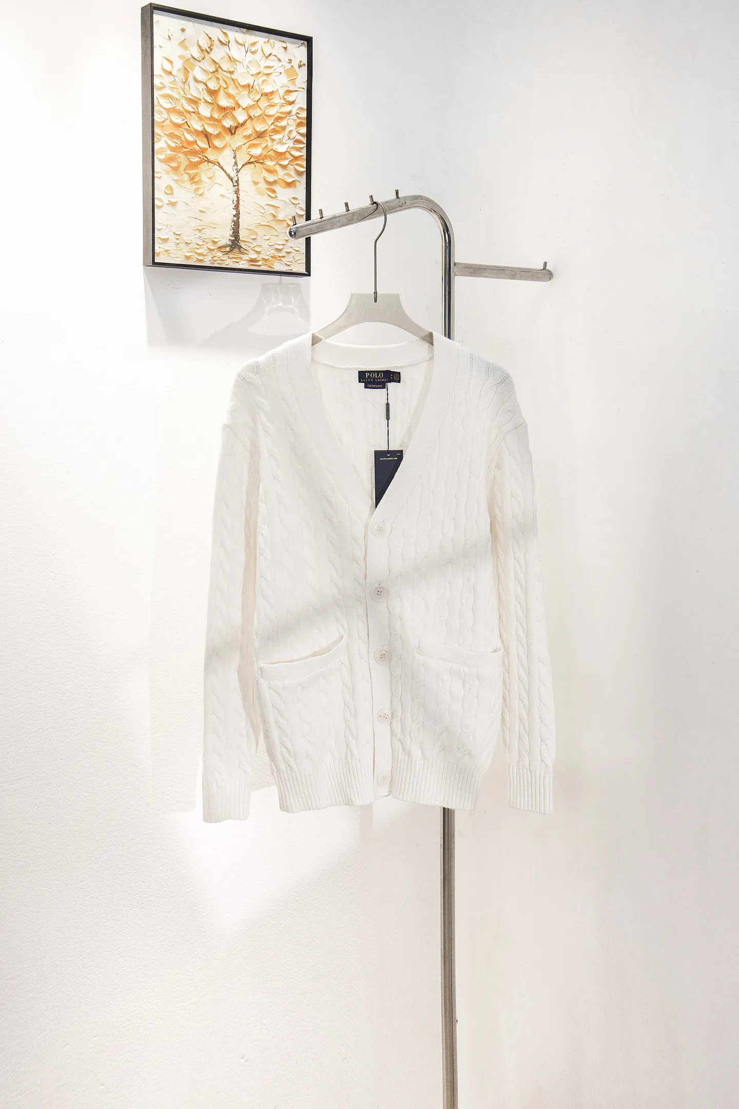 P210 model number: Y198 Ralph Lauren men's cardigan jacket men's hemp flower cardigan. The version is really good-looking. It can be worn alone or as a jacket to be worn inside or outside. The upper body shows personal fashion charm. Four colors are available. Same style for men and women. A must-see item for new summer products. Hang tag. Hanging beads. Washable packaging bag. Full set of accessories. Very good appearance. Super exquisite workmanship. Size: S-XL